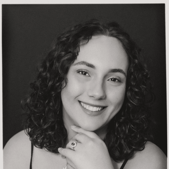Portrait of Sarah Elhourch, a professional stylist at Salon CG, showcasing their expertise and style.